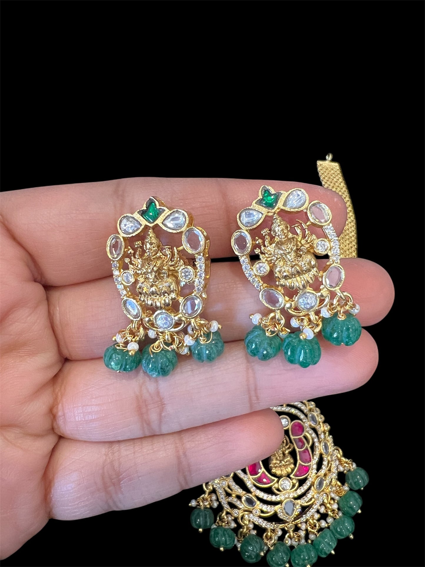 Naan chain with pendant and studs