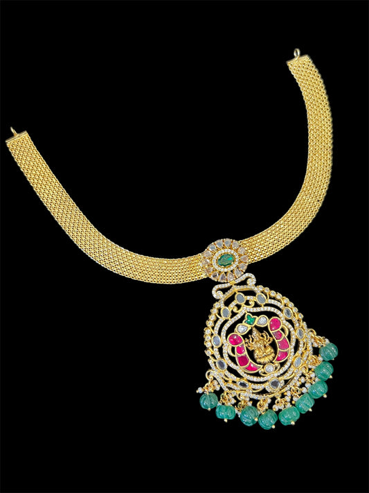 Naan chain with pendant and studs