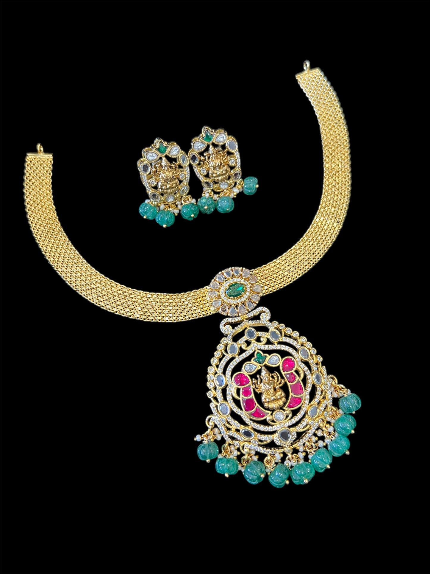 Naan chain with pendant and studs