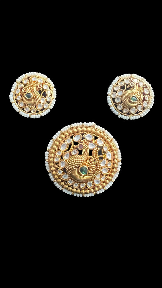 Pendant and studs set